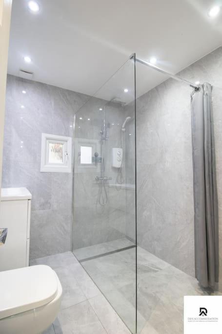 Den Accommodation: Extended House With Parking In Woolwich Apartment *