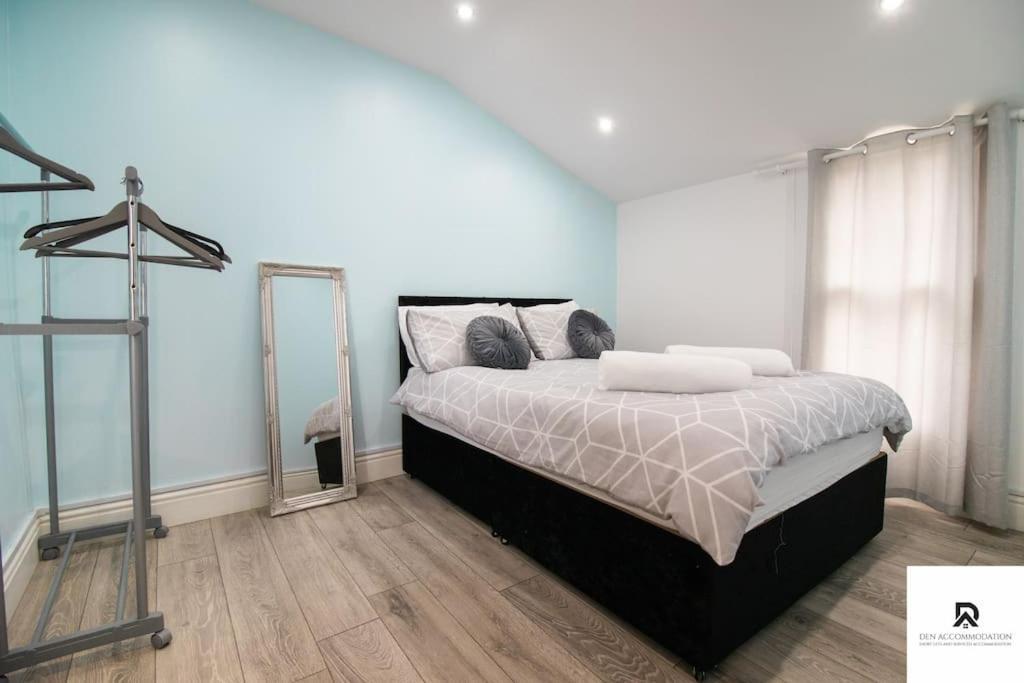 Den Accommodation: Extended House With Parking In Woolwich London