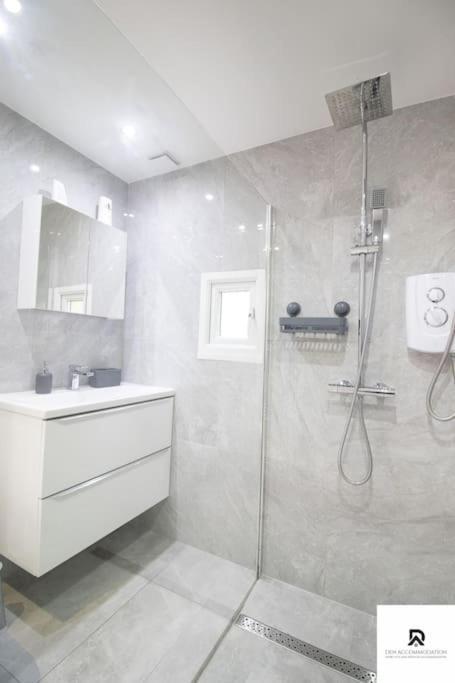 Den Accommodation: Extended House With Parking In Woolwich * London