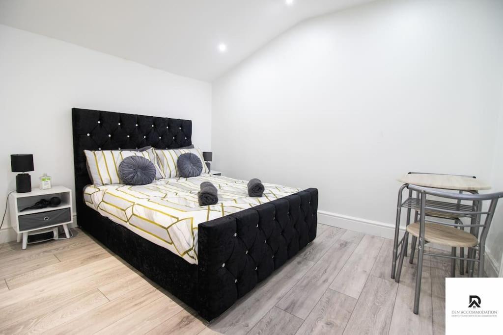 Den Accommodation: Extended House With Parking In Woolwich Apartment London