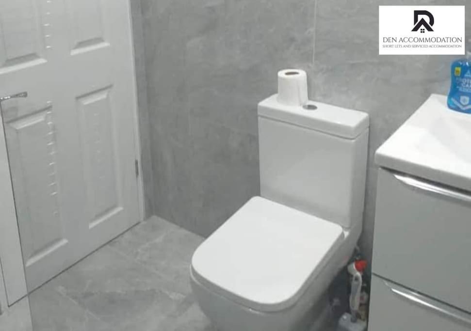 Den Accommodation: Extended House With Parking In Woolwich *