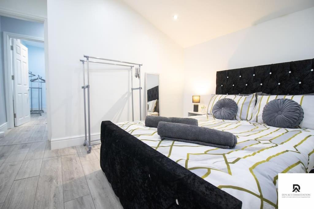 Den Accommodation: Extended House With Parking In Woolwich *