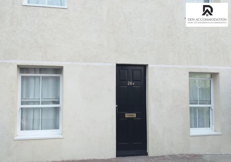 Apartment Den Accommodation: Extended House With Parking In Woolwich