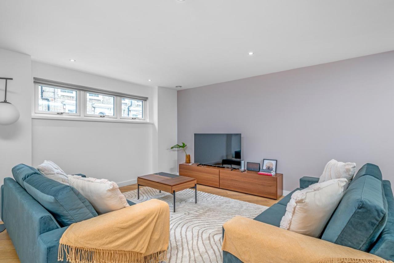 Joivy Stylish 3 Bed, 3 Bath House With Private Courtyard In Chelsea Holiday home London