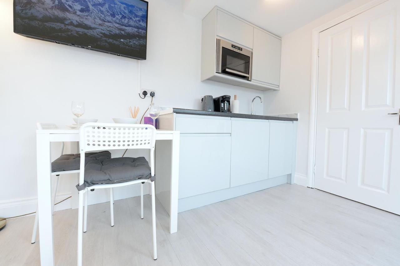 Very Close To Line Underground Shepherds Bush And Westfield Newly Refurbished * London