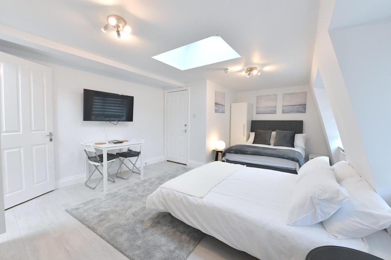 Very Close To Line Underground Shepherds Bush And Westfield Newly Refurbished London