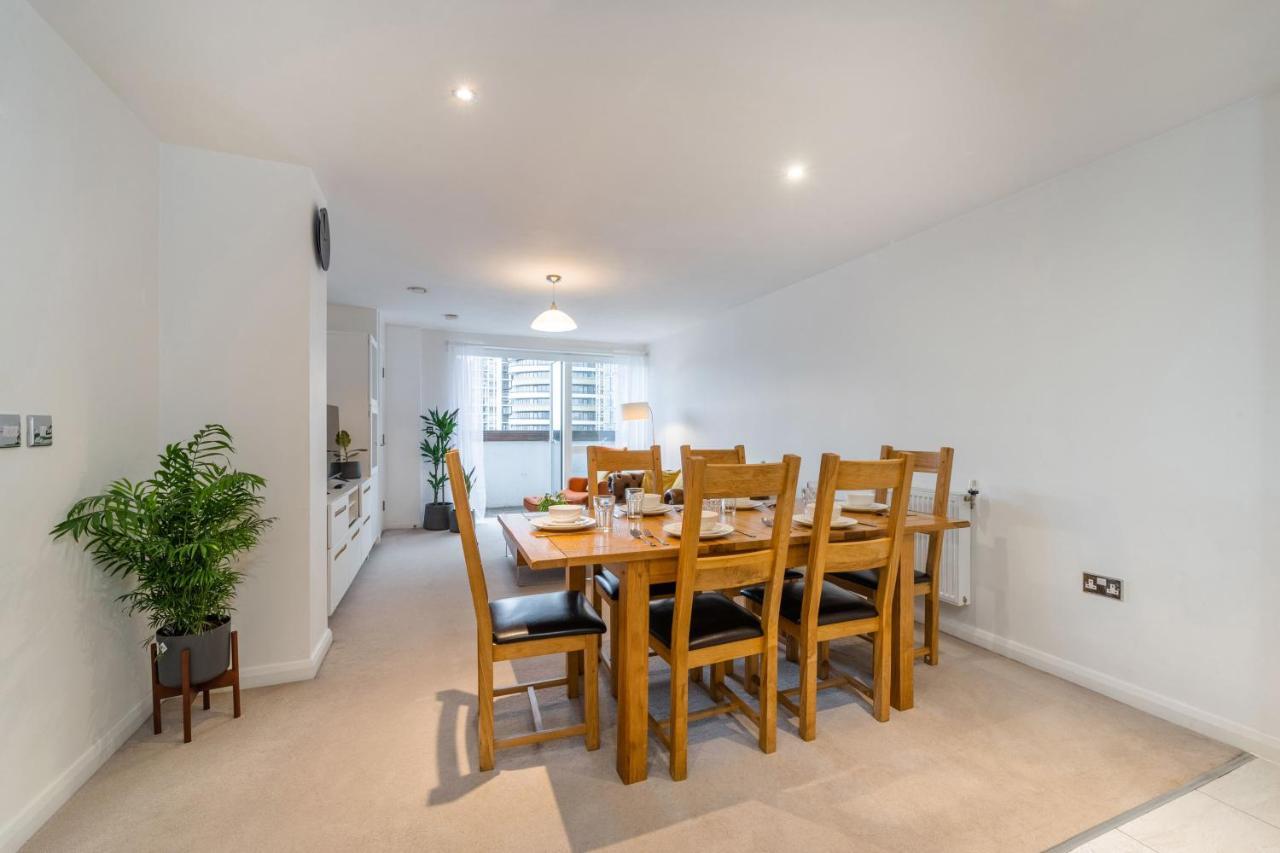 Kensington Luxury Retreat: Spacious 2-bedroom With Prime Location *