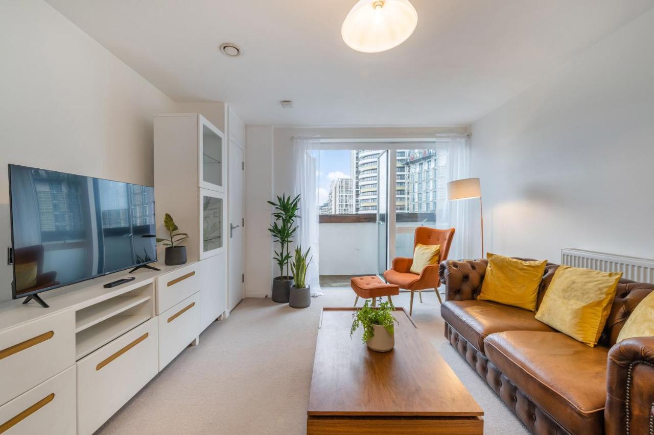 Kensington Luxury Retreat: Spacious 2-bedroom With Prime Location *