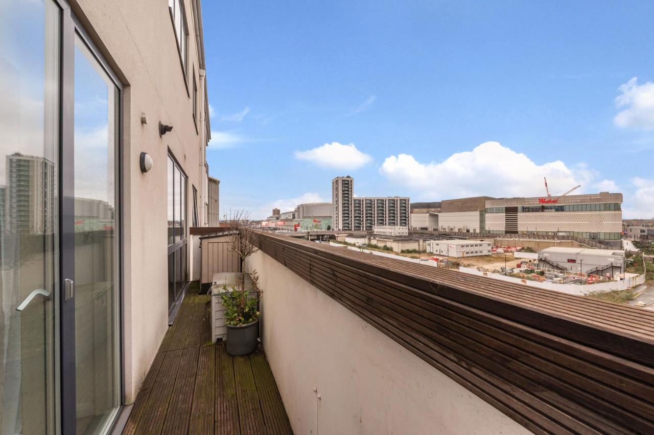 Kensington Luxury Retreat: Spacious 2-bedroom With Prime Location