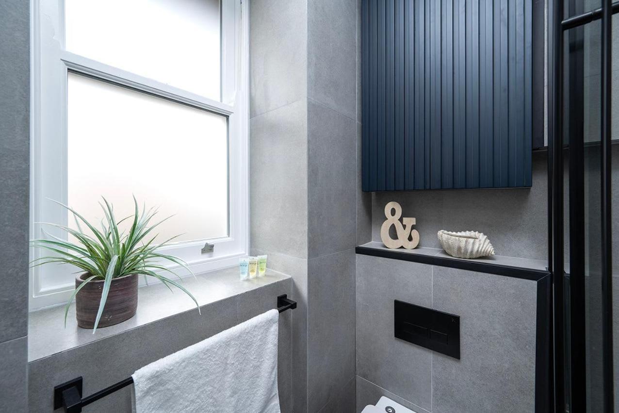 Stylish And Convenient 2 Bed * London