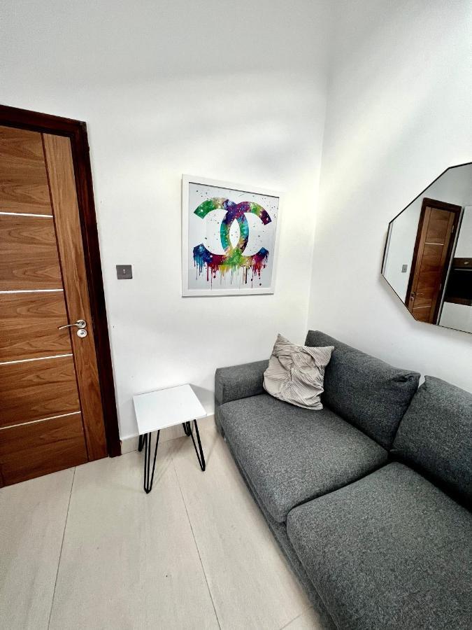 Cosy Trio: Flexible Near Mall With Parking London
