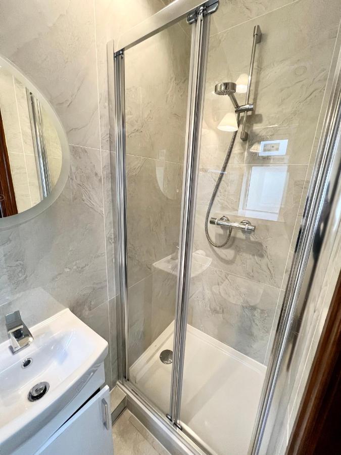 Cosy Trio: Flexible Near Mall With Parking Holiday home London
