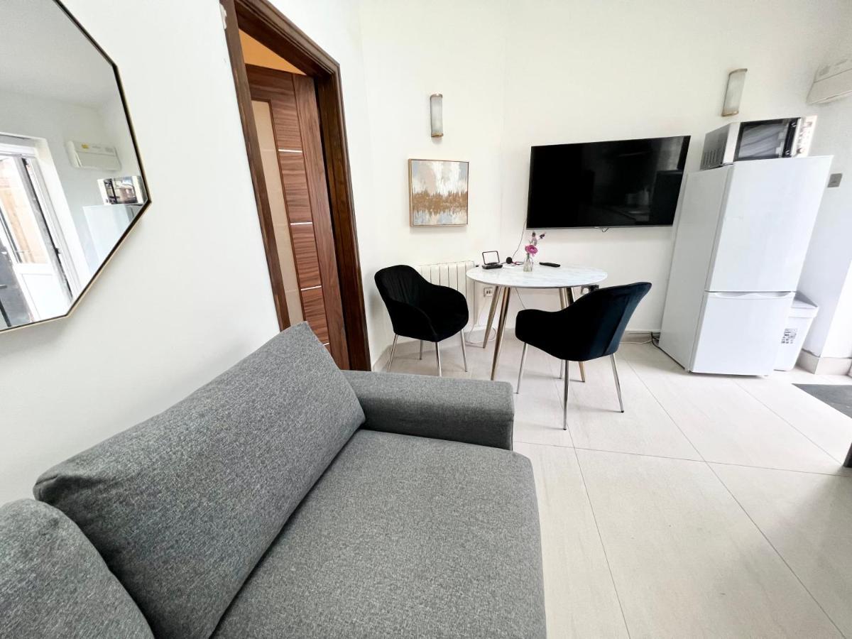 Cosy Trio: Flexible Near Mall With Parking Holiday home *