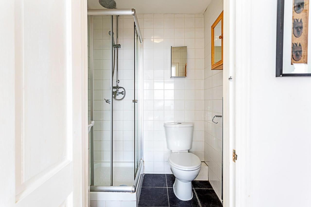 Convenient Studio Near Victoria Apartment