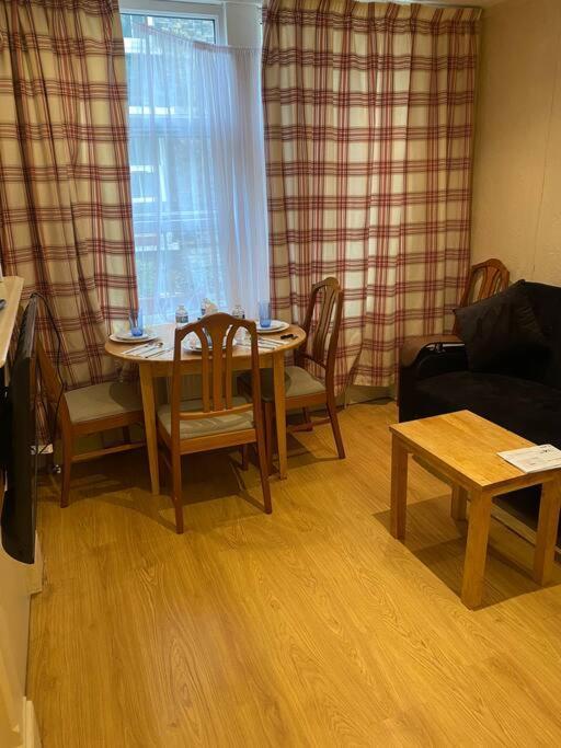 Apartment 017- Premium Location 100 Penfold Place London