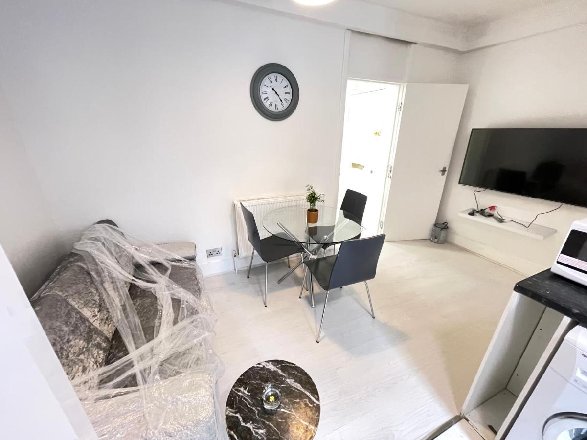 One Bedroom Flat Miles Apartment *