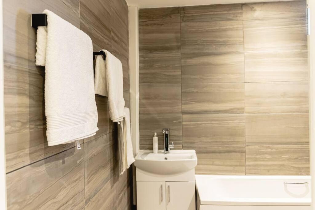 2 Bed With Free Parking Apartment London