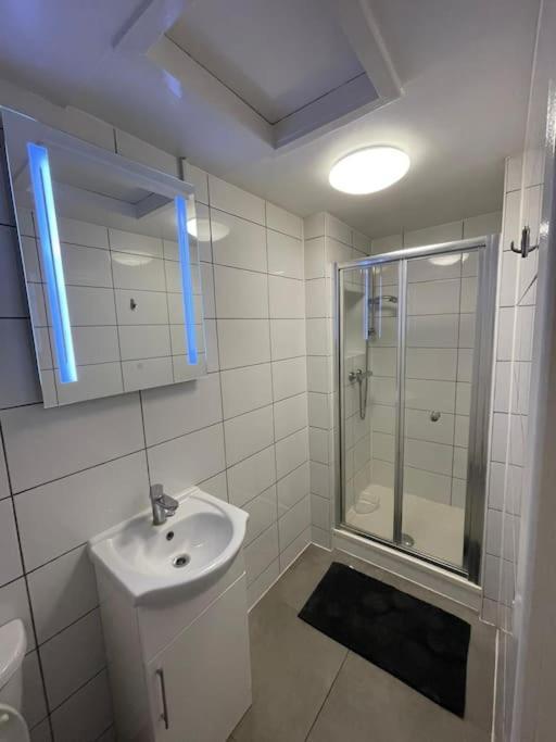 Spacious, Modern 2 Bed Londres