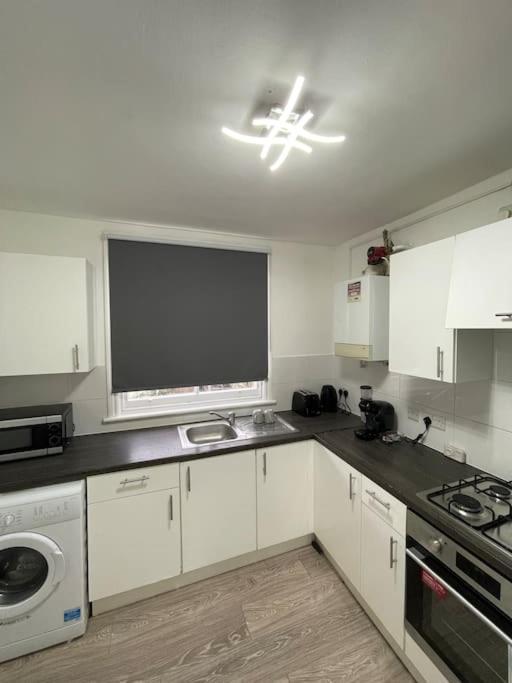 Spacious, Modern 2 Bed Apartamento