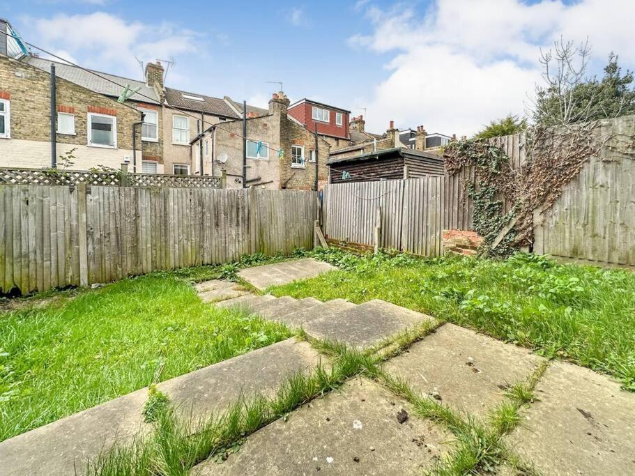 Newly Refurbished 3 Bed House Near O2 Arena Casa de férias