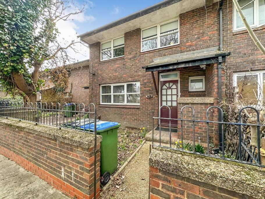 Newly Refurbished 3 Bed House Near O2 Arena Casa de férias