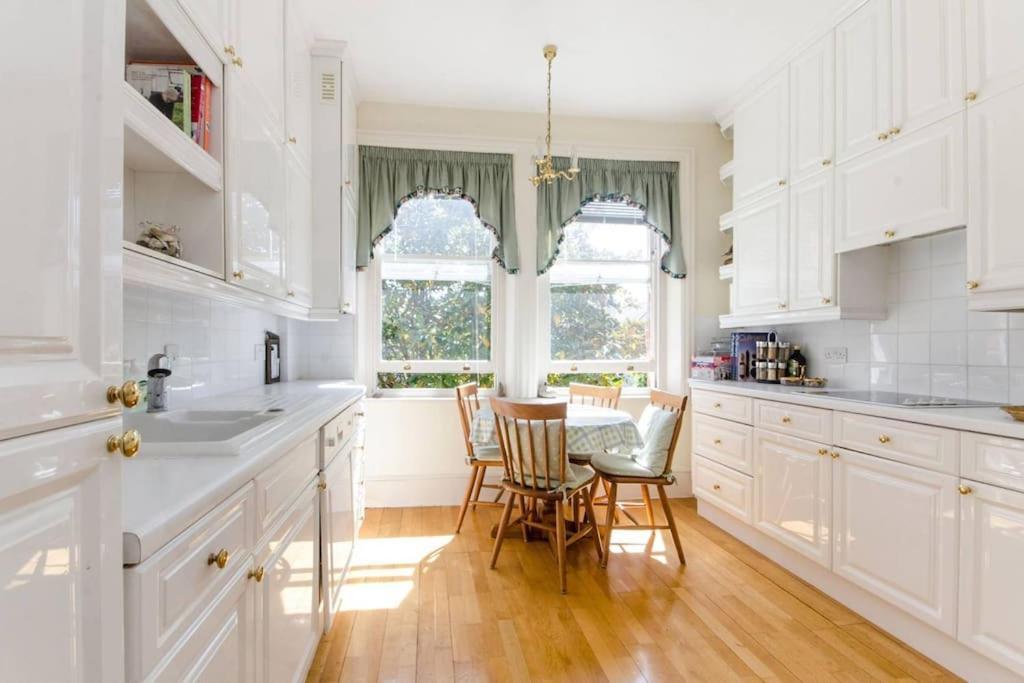 Large 3 Bed Flat In Wimbledon Apartment *