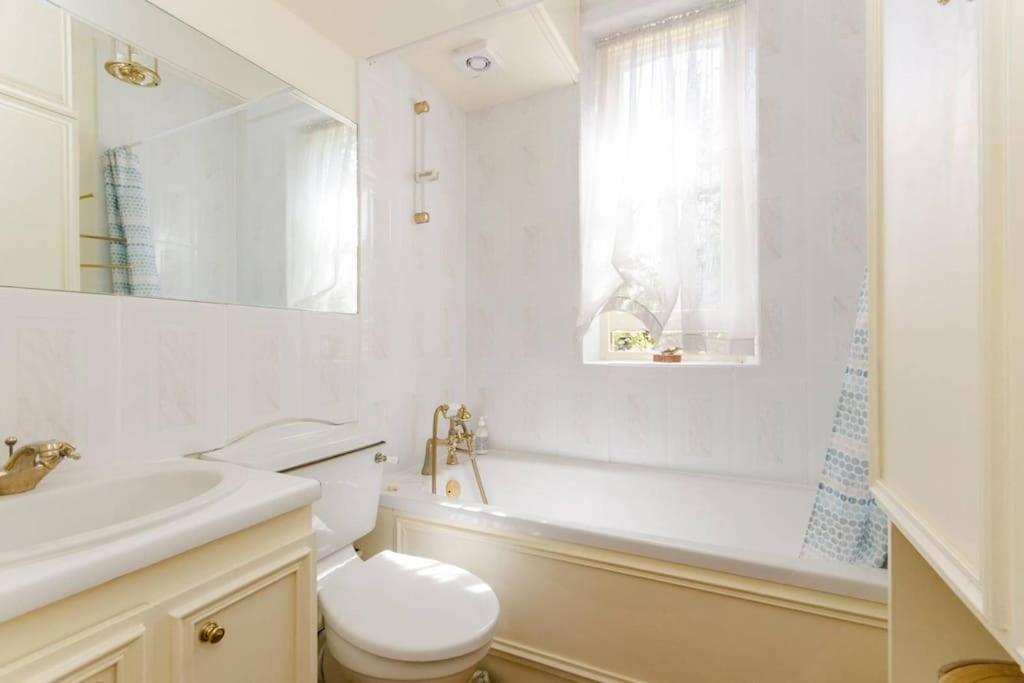 Large 3 Bed Flat In Wimbledon Apartment