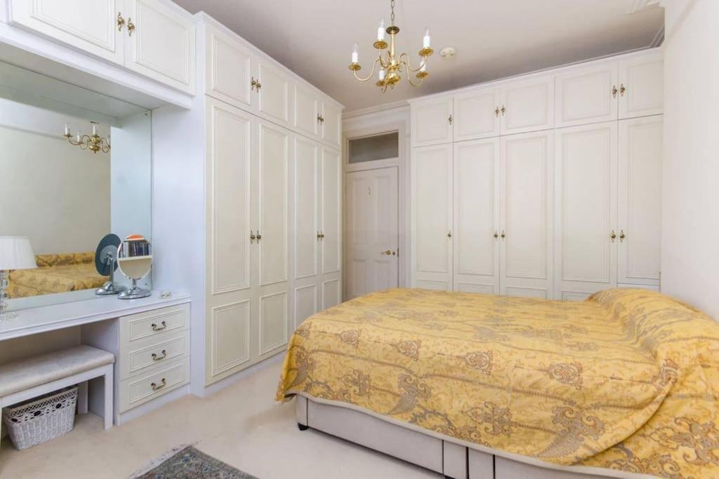 Large 3 Bed Flat In Wimbledon *