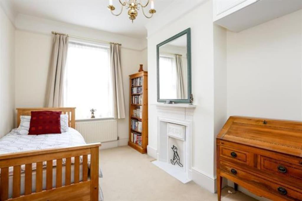 Large 3 Bed Flat In Wimbledon * London