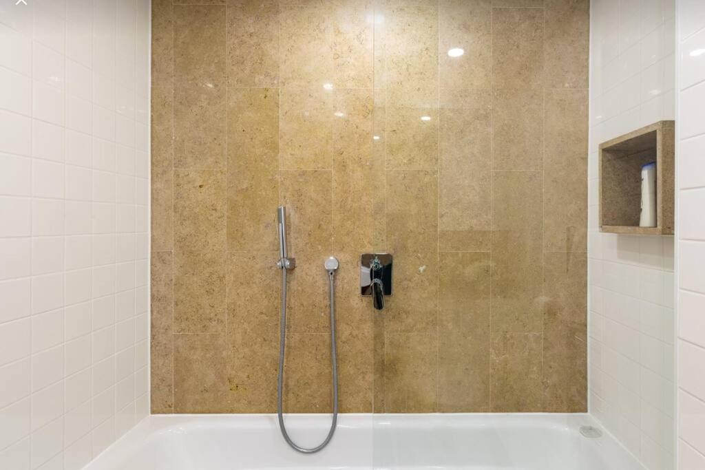 Premier 3 Bed Lux - Sleeps 8 * London