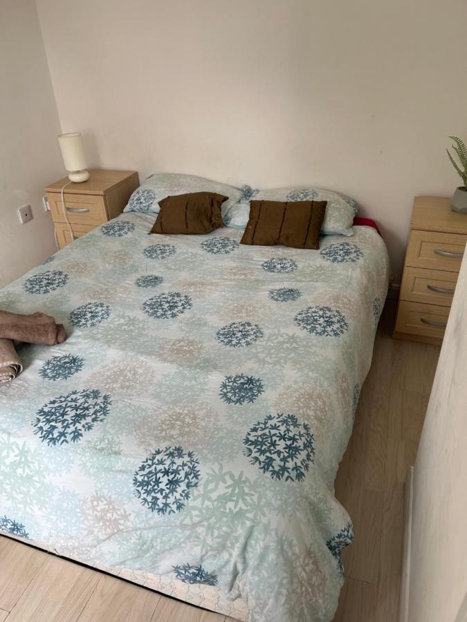 Guest house Redecorated Double With Shared Bathroom And Kitchen London