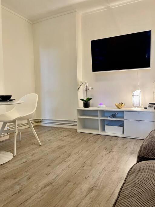 1 Bed In Zone 2, Minutes From Oval Tube. Apartamento Londres