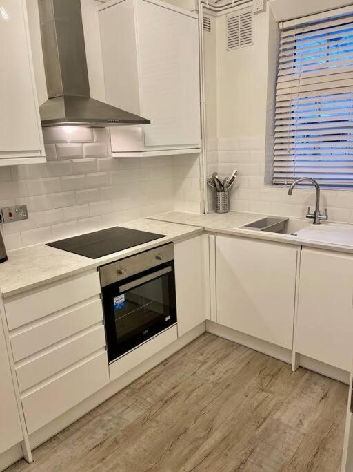 1 Bed In Zone 2, Minutes From Oval Tube. * Londres