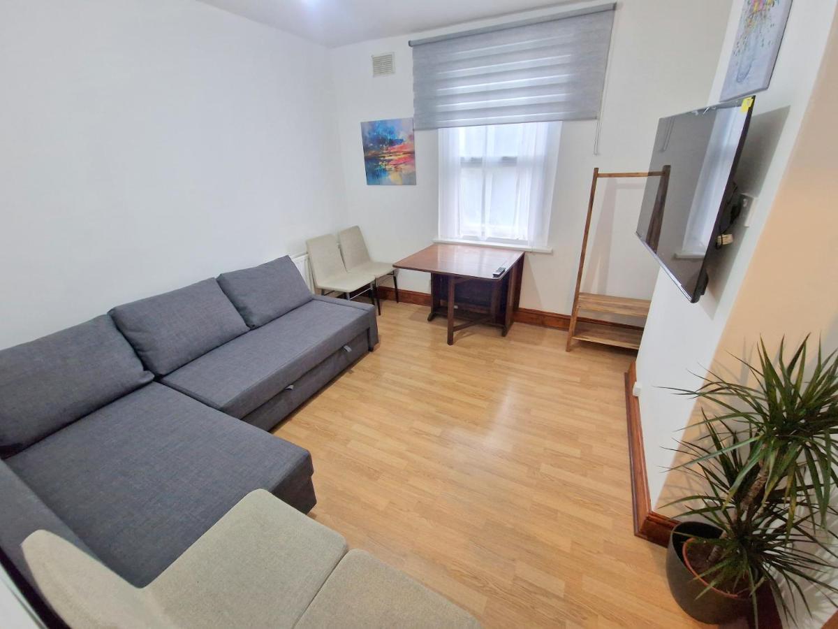 Two Bedroom Near Lewisham Station Apartment *