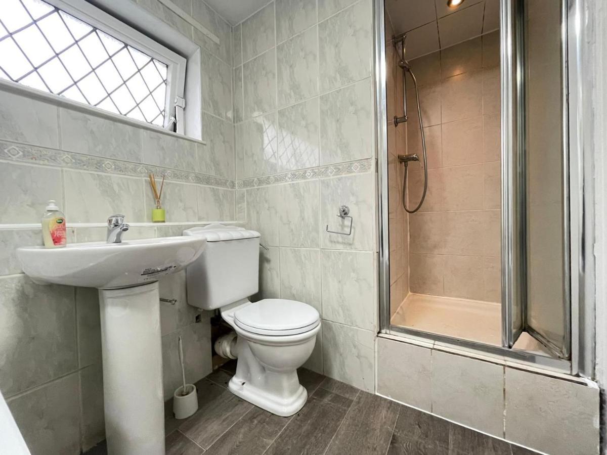 Spacious Bedroom In Beckton Homestay