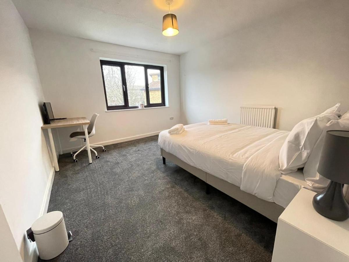 Spacious Bedroom In Beckton Homestay London