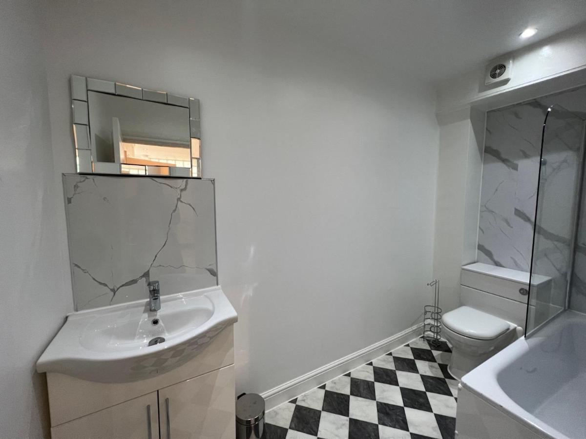 Apartment Lovely 2 Bedroom With Balcony -