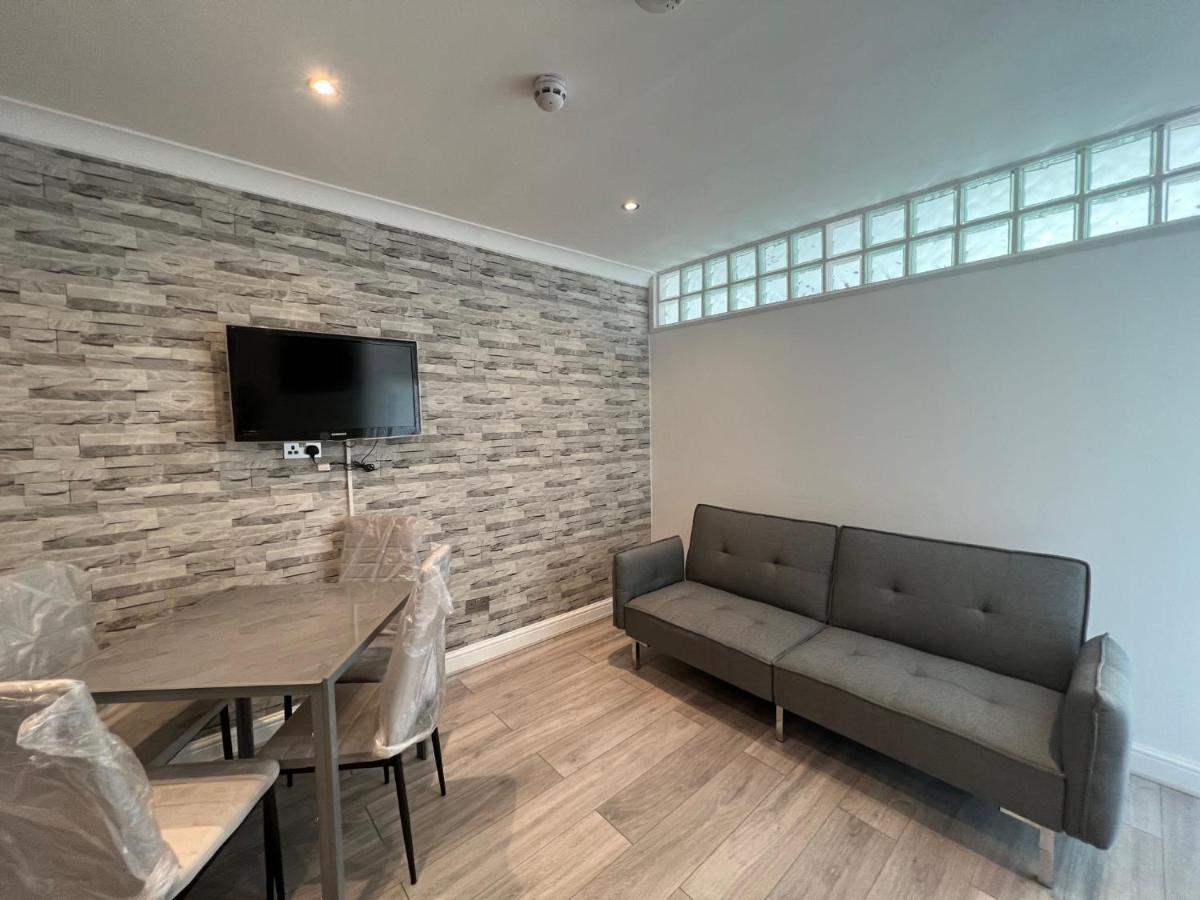 Apartment Lovely 2 Bedroom With Balcony -