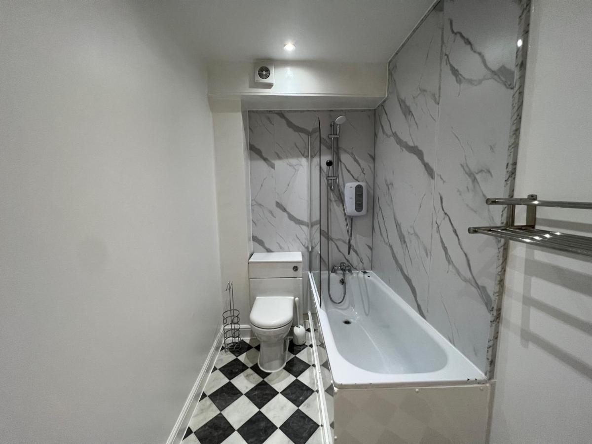 Lovely 2 Bedroom With Balcony - Apartment London