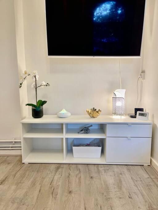 1 Bed In Zone 2, Minutes From Oval Tube. Apartamento *