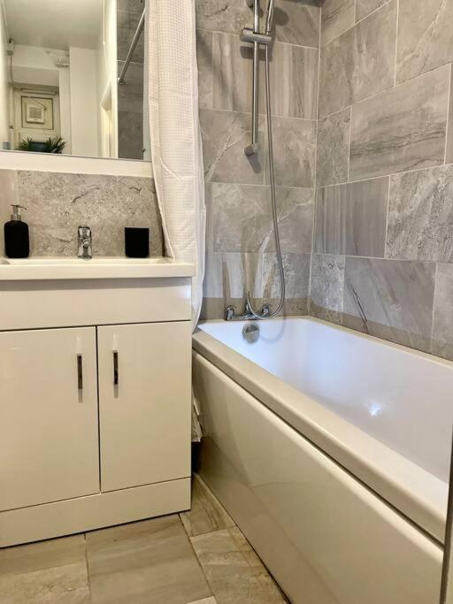 1 Bed In Zone 2, Minutes From Oval Tube. * Londres
