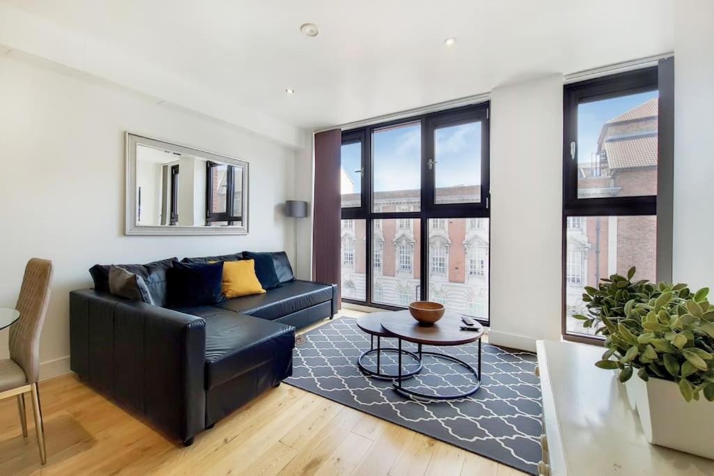 Br6 - Beautiful 1 Bed Flat In Heart Of Borough *