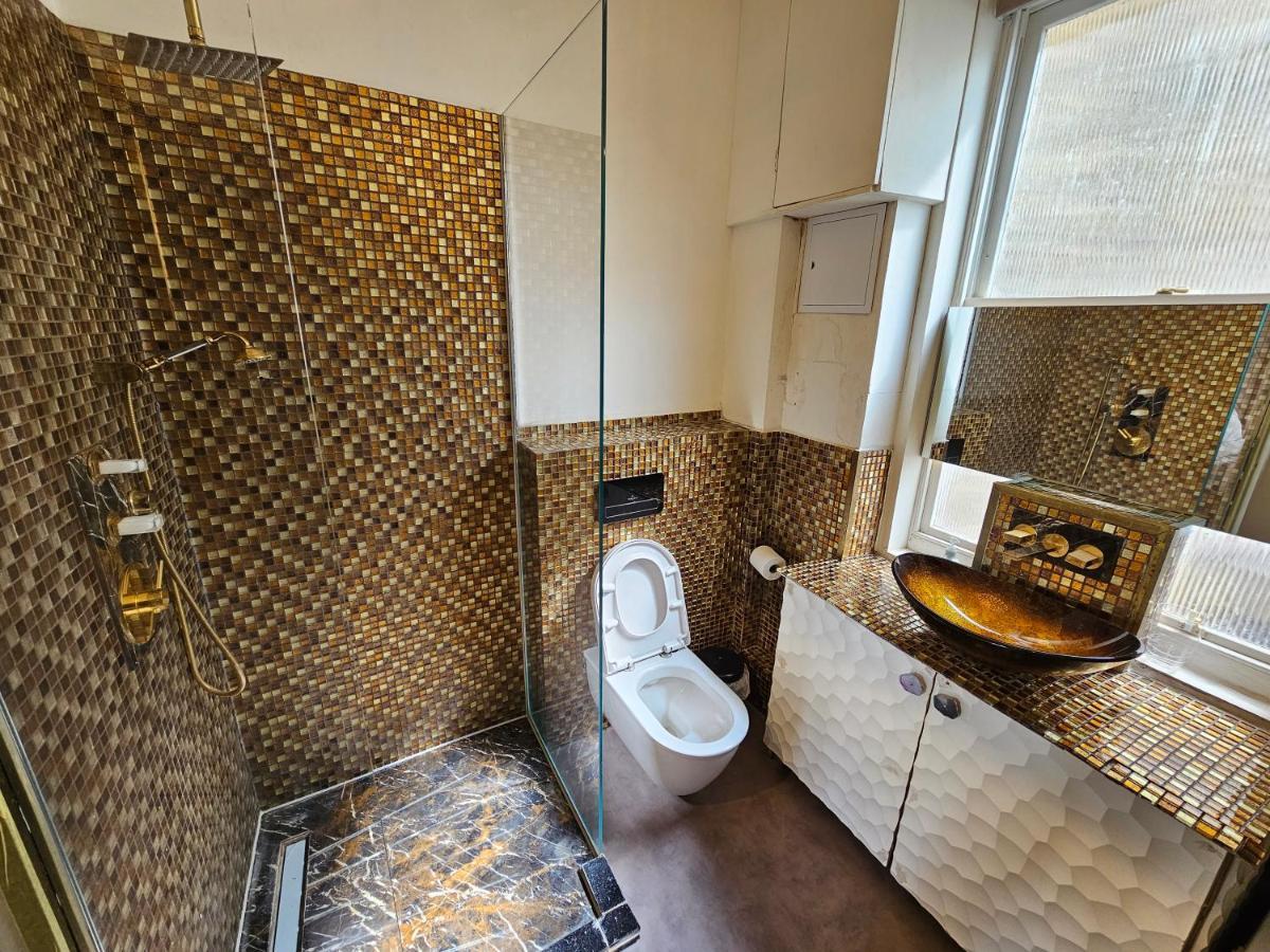 Flat 1, Charles Street * London