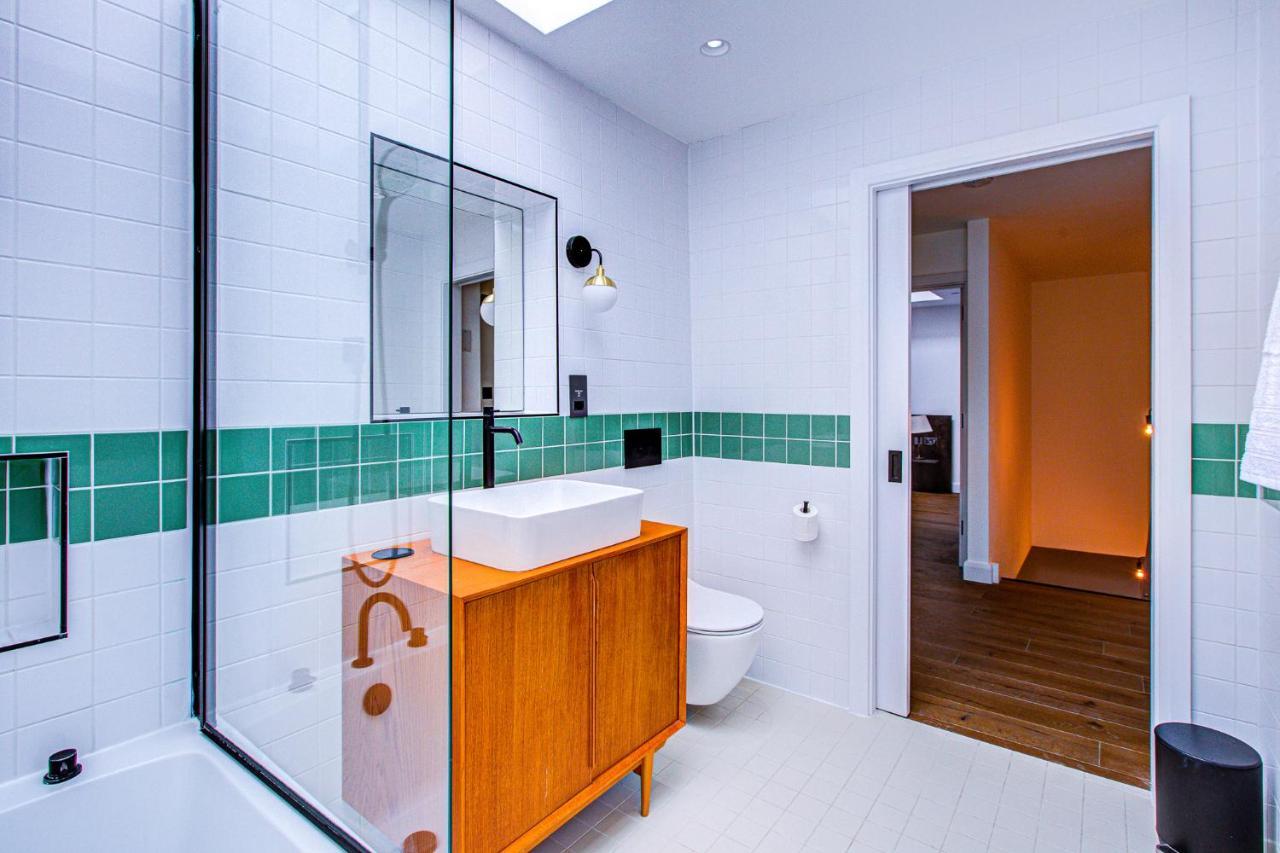 Beautiful 3-bedroom House Just Minutes From Queen's Park Tube Apartment