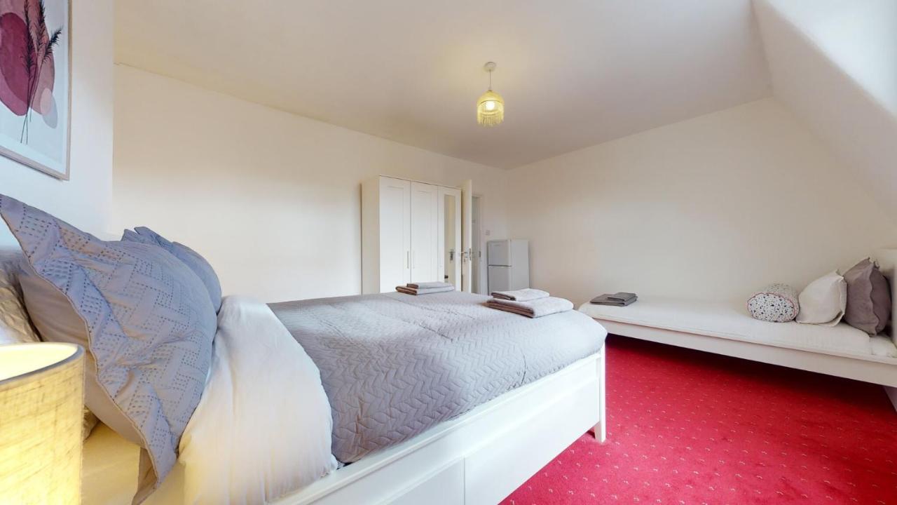 Cheerful 4 Bedroom Victorian House With Back Courtyard Holiday home *