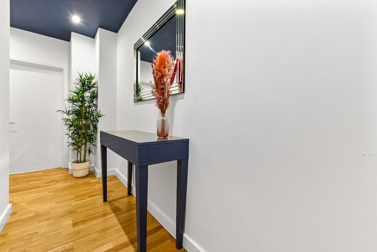 Apartment Spacious Contemporary 2 Bed Flat,