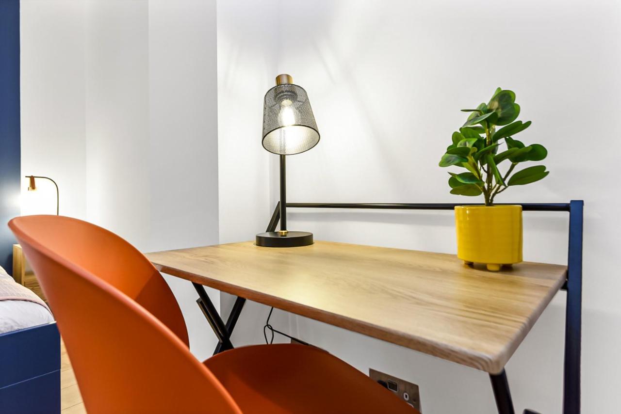 Spacious Contemporary 2 Bed Flat, *
