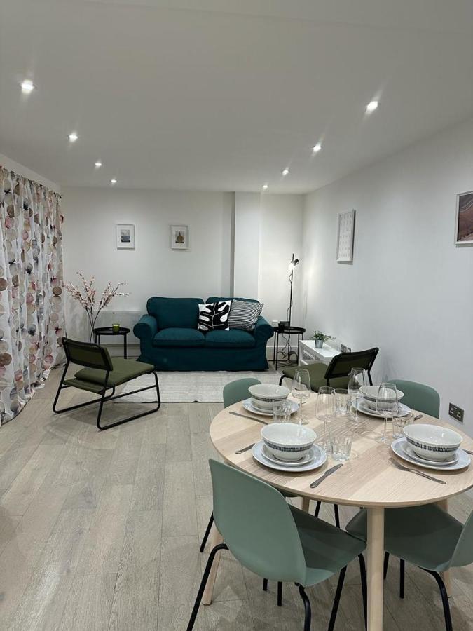 Gorgeous New 2 Bed Flat - 2 August House Apartment London