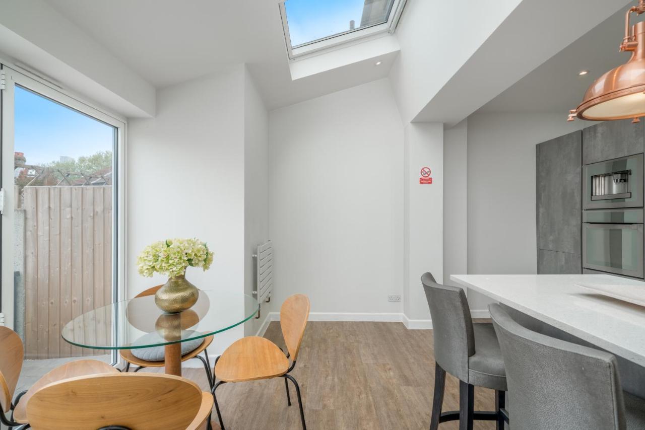 Elegant 3 Bedroom Retreat Minutes From Canary Wharf London
