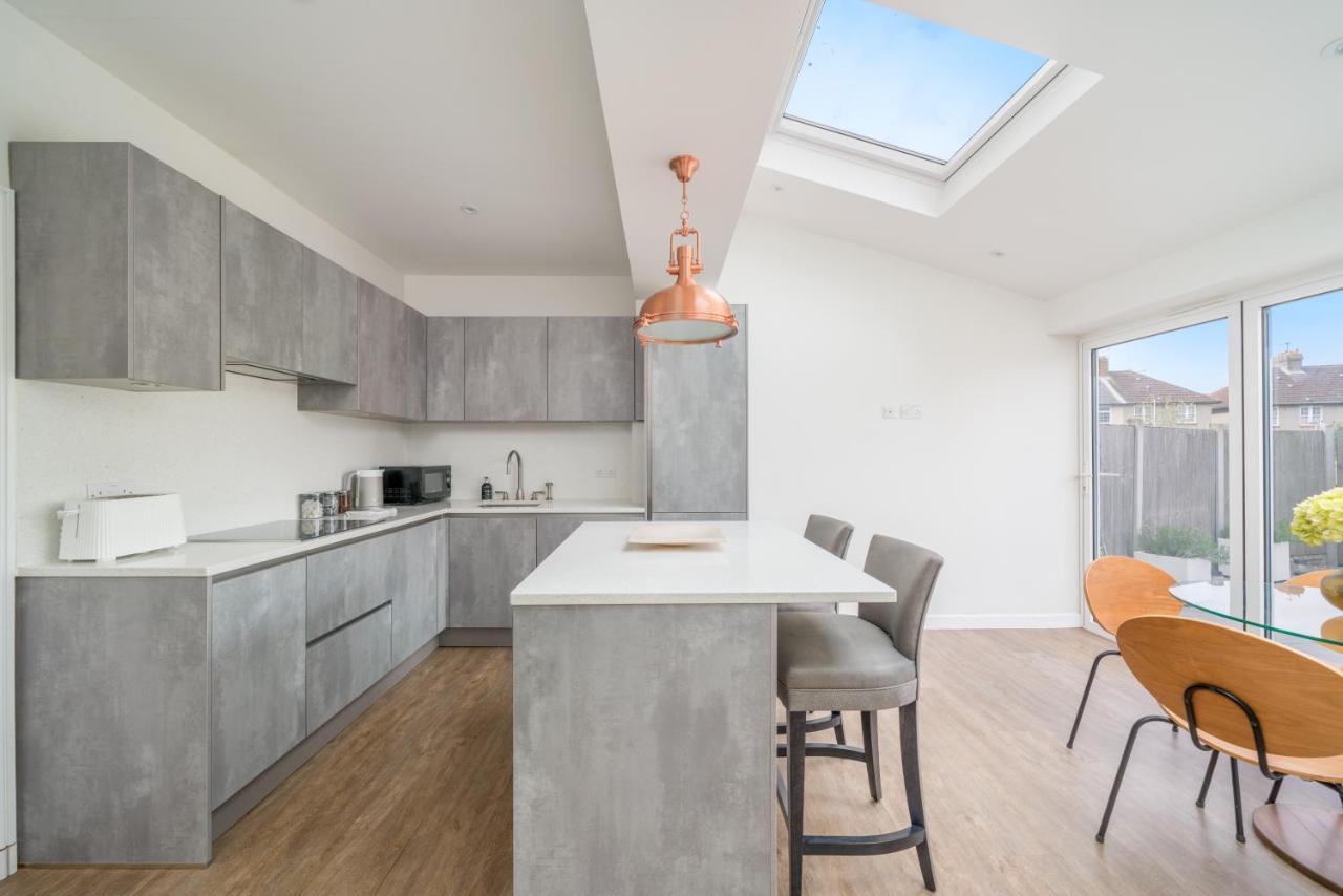 Elegant 3 Bedroom Retreat Minutes From Canary Wharf * London